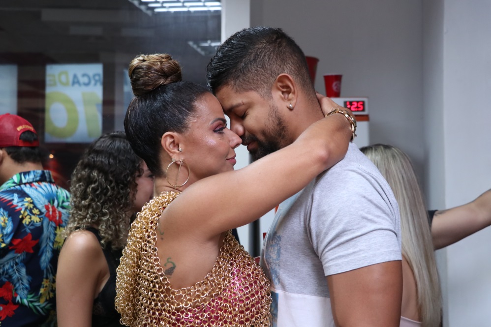 Viviane Araújo trocou carinho com o namorado