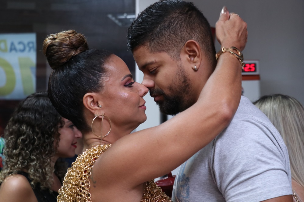 Viviane Araújo curtiu a noite de samba com o namorado