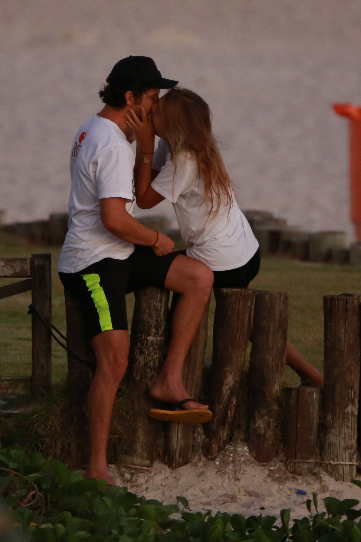 José Loreto é visto aos beijos com a DJ Bruna Lennon