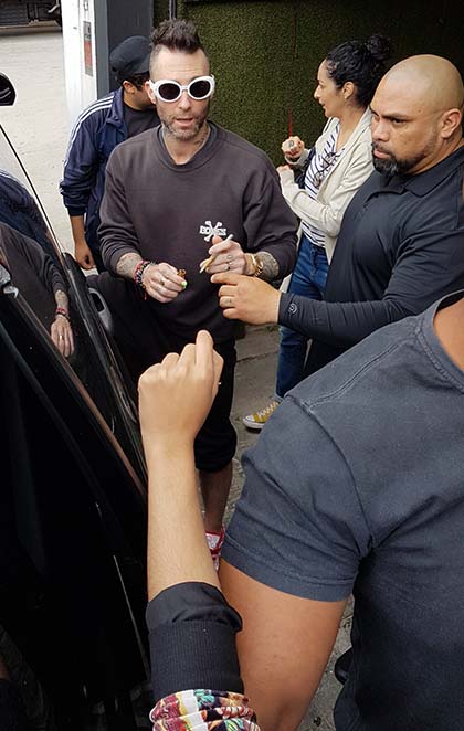 Ele segue com a banda para mais três capitais brasileiras: Brasília, Recife e Rio de Janeiro