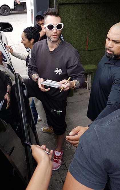 O músico apostou em um par de óculos bem diferente