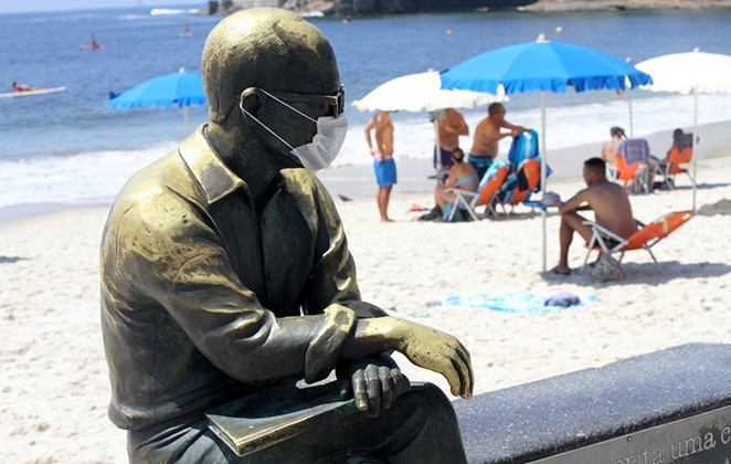 Estátua de Carlos Drummond de Andrade amanheceu de máscara