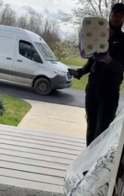 Entregador recebe os itens gratuitamente