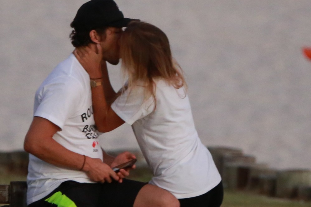 José Loreto e Bruna Lennon trocaram beijos na praia