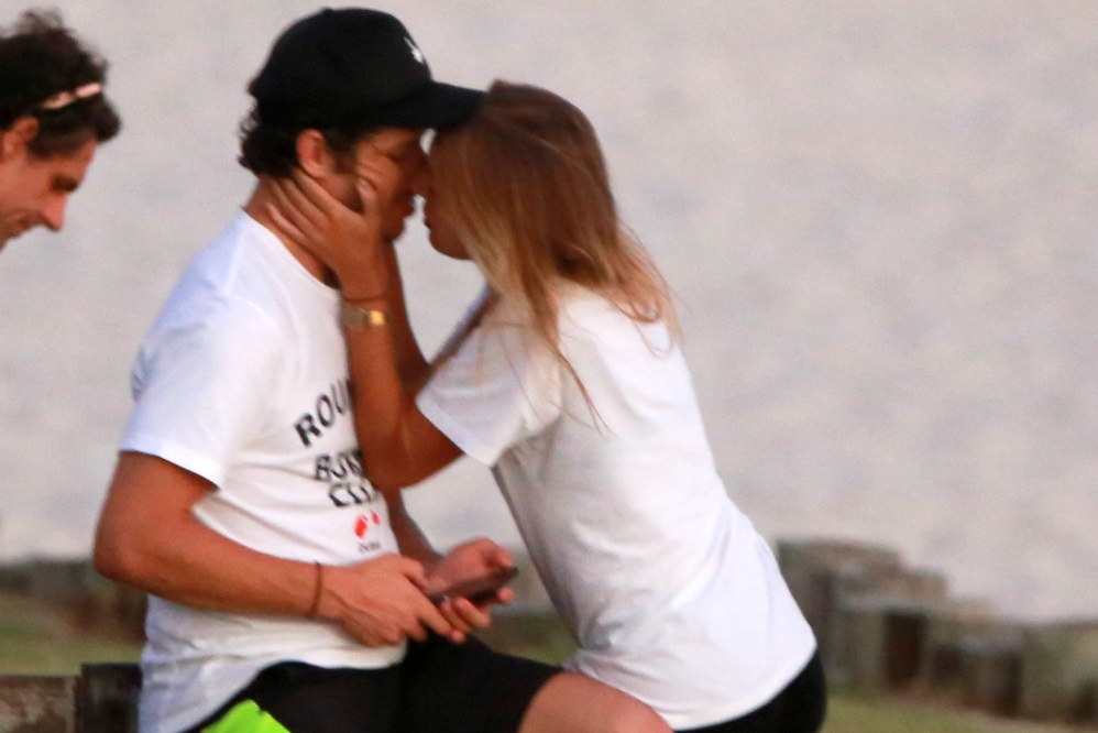 José Loreto e Bruna Lennon se beijando na praia