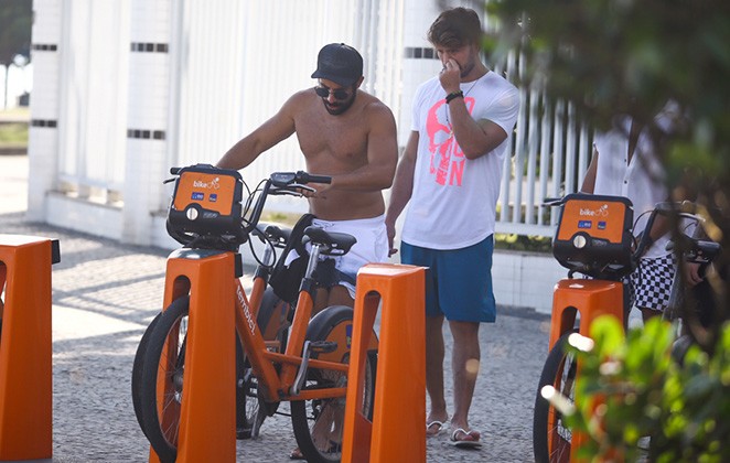 Kaysar Dadour e Lucas Viana guardando suas bicicletas