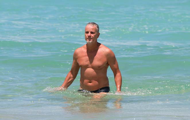 Marcello Novaes curtiu um dia de praia no Rio de Janeiro