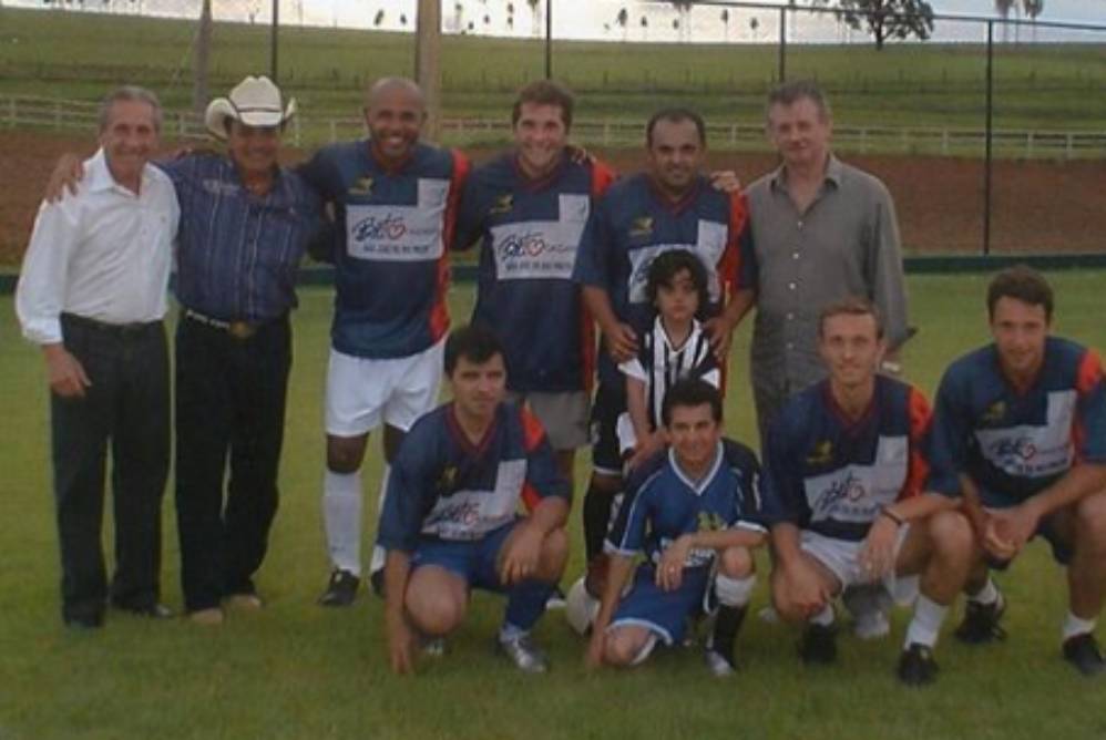A dupla jogando uma bolinha na fazenda do cantor Daniel