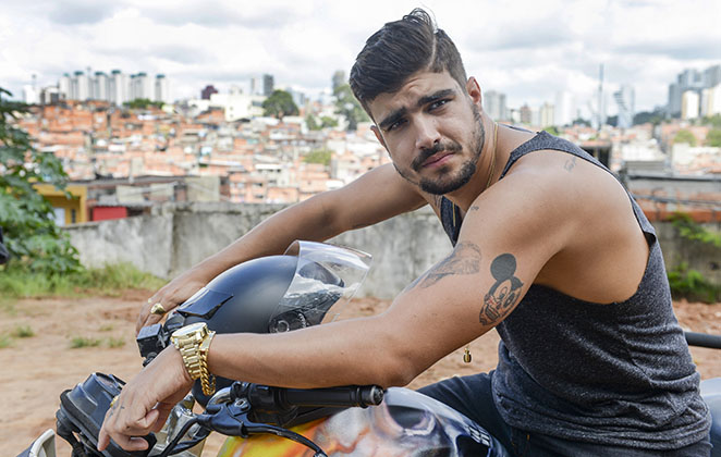 Em I Love Paraisópolis, Caio Castro viveu seu primeiro 'bad boy', chamado Grego, nas novelas da Globo
