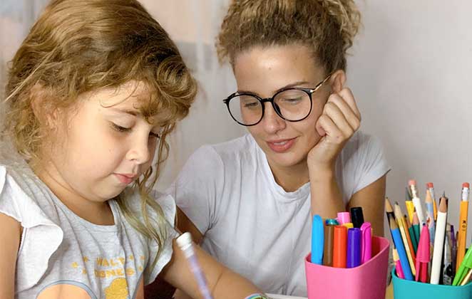Hora de estudar: Debby acompanha Maria Eduarda em seus deveres de escola