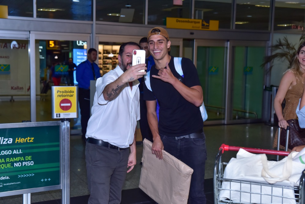 Felipe Prior, que foi eliminado do Big Brother Brasil, da TV Globo, na última terça-feira (31), causou um verdadeiro tumulto ao desembarcar no aeroporto de Congonhas, em São Paulo