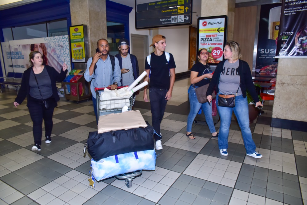 Felipe Prior sendo abordado por fãs no aeroporto de Congonhas, em São Paulo