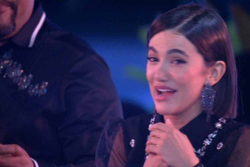 Manu foi pura emoção ao ver Dua Lipa no telão