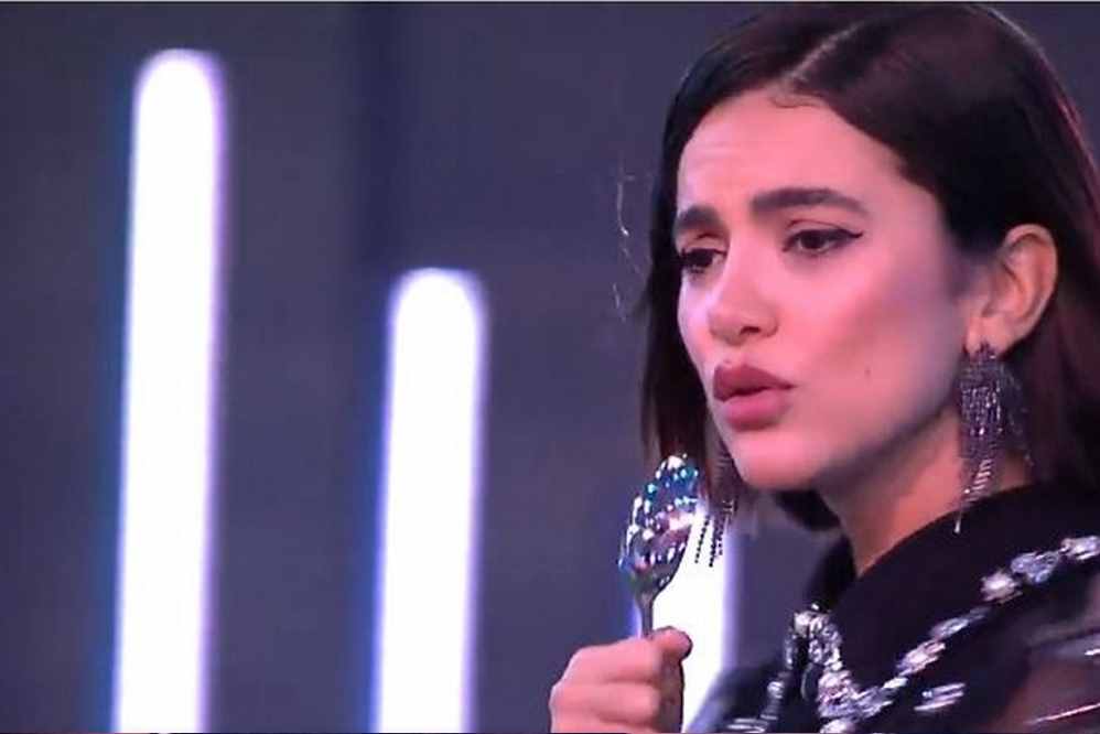 Em seguida, Manu se surpreendeu ao ouvir a música Rare, de Selena Gomez