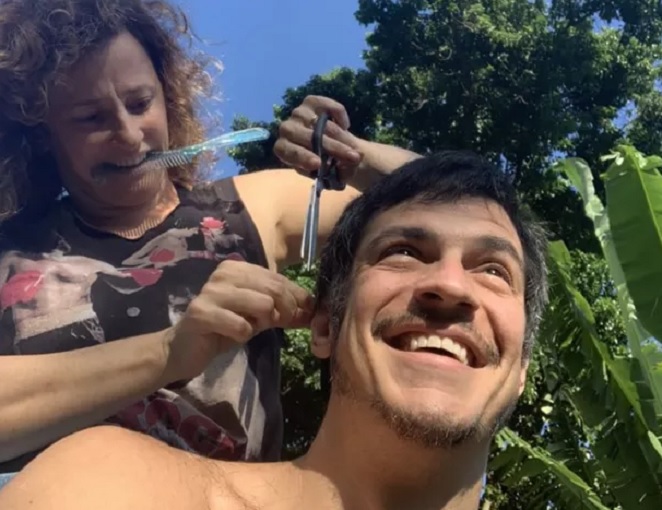 Mateus Solano tem o cabelo cortado pela própria esposa