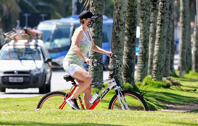 Regiane Alves passeia tranquilamente com sua bike