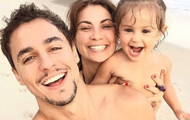 O artista com a esposa Ohana e a filha Ellora