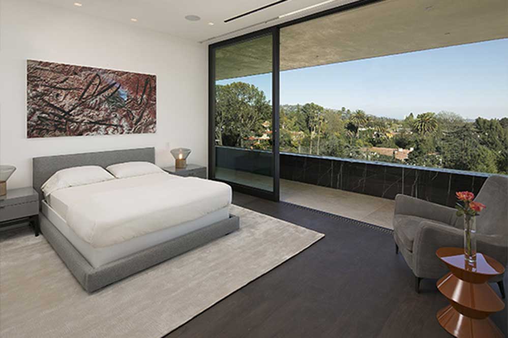 Um fato curioso é que os vidros e janelas são à prova de balas