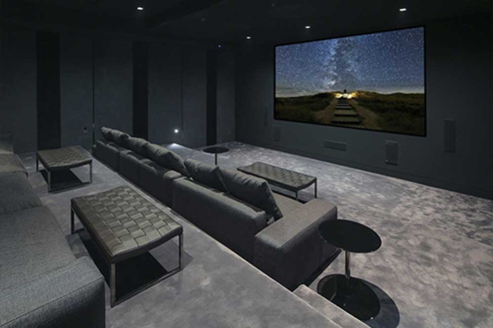 As comodidades também incluem uma sala de mídia, quatro piscinas externas e um spa