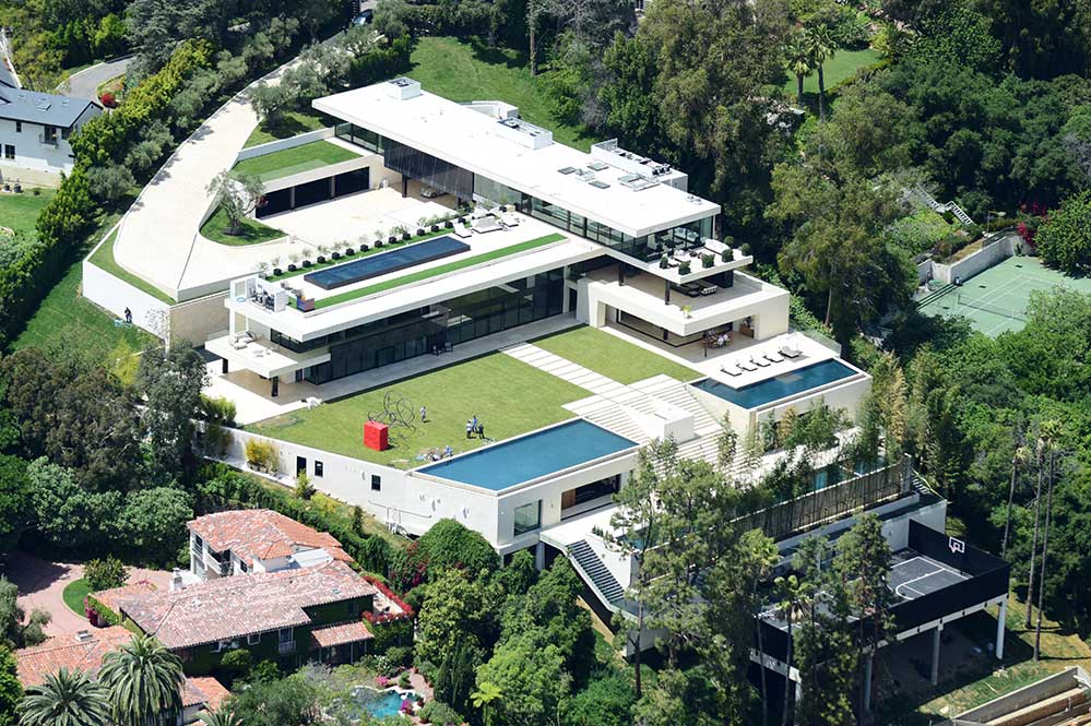 A mansão ainda tem espaço para 15 carros na garagem