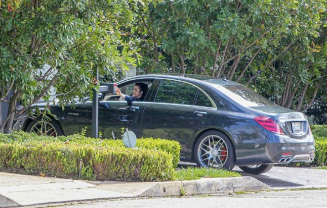 Ana de Armas dirige carro de Ben Affleck
