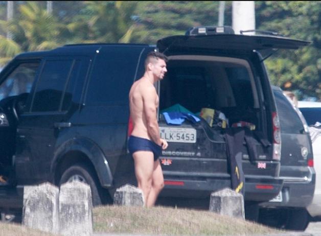 Ajeitadinha de responsa: Era 30 de agosto de 2012, mais um dia de sol escaldante no Janeiro. Cauã Reymond foi pego em um momento indiscreto em seu habitat natural: a praia. O ator deu uma ajeitadinha caprichada na sunga ante de surfar na praia do Receio, na Zona Oeste do Rio. De quebra, ainda se alongou na areia.