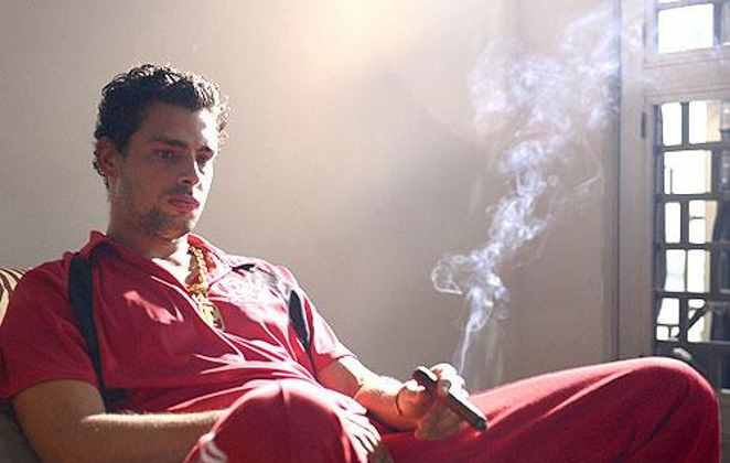 Fora da lei! Chefe do tráfico do Complexo do Alemão, no Rio de Janeiro. Esse foi um dos personagens mais desafiadores da carreira de Cauã. E ele tirou de letra. Mais um êxito de 2014.