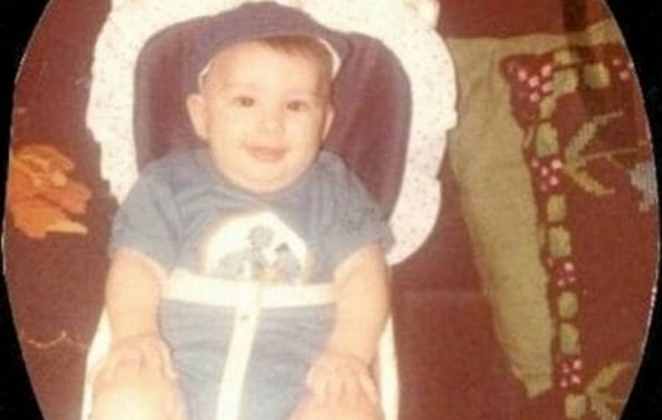 Coisa mais fofa! Esse registro foi mostrado pela mãe de Cauã Reymond, Dona Denise Reymond, em 2017. Na foto, o fofo bebê Cauã aos 5 meses de vida. Olhem esse cupcake (risos). Com 5 meses, olhem a pose, mãozinha no joelho... Mamãe cuidou muito bem (risos). Advinha quem é?, perguntou ela, que é mãe ainda do veterinário Pavel Reymond.