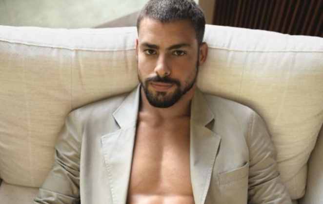 Modelando: Em 2014, Cauã voltou às passarelas da moda na SPFW. E logo depois estrelou a campanha da Ellus. Pausa dramática para contar os gominhos.