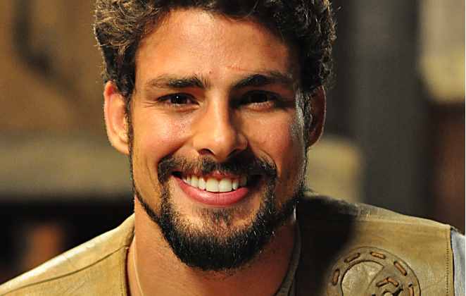 Herói do sertão: Como Jesuíno, em Cordel Encantado, novela das 18h, em 2011, Cauã arrebatou mais um monte de corações como o mocinho Jesuíno. Para a trama de Thelma Guedes e Duca Rachid, o ator mergulhou fundo na história do cangaço e arrasava na montaria.