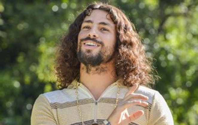 Look paz e amor: Cabelo no ombro, barba, look alternativo. Era assim que em 2014 o bonitão aparecia no cinema, na pele de Fábio, no filme Tim Maia.