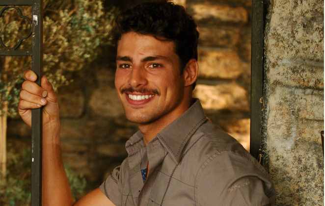 Um bigodinho pra chamar de seu: Ao lado de Maria Flor, Cauã fez seu primeiro personagem de época, o Lucas, de eterna Magia. Foi a primeira vez que o ator apareceu de bigode na telinha.