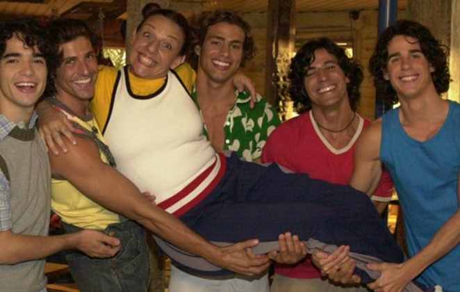 Os Sardinhas! Quem teve o privilégio de assistir a novela Da Cor do Pecado, exibida na Globo em 2004, certamente não esquece a Família Sardinha. Cauã, em seu segundo papel em novelas, era o lutador Thor, um dos filhos gatos da matriarca, Mamusca, vivida por Rosi Campos.