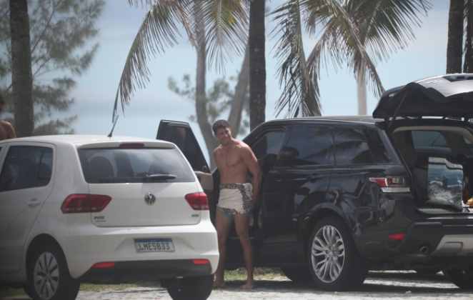 24 de Dezembro de 2019. Véspera de Natal. E a gente quase tem um troço diante de um flagra de Cauã trocando de roupa, na rua. Era apenas um pós-praia. Obrigada, Papai Noel!