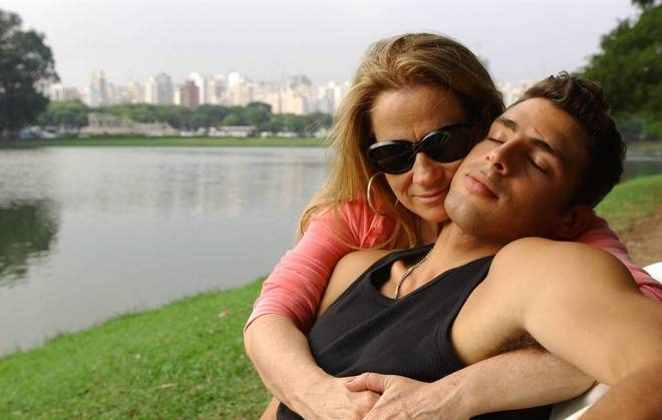 Noites de prazer: Já seguro de seu potencial, Cauã arrasou em Belíssima, como o Mateus. O personagem trocava sua beleza por dinheiro, relacionando-se com mulheres mais velhas. Ornella (Vera Holtz) era mais constante.