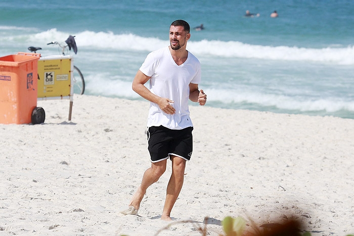 Relax: Quando estava envolvido com as gravações da série Ilha de Ferro, em 2018, Cauã andou meio sumido. Mas de vez em quando dava o ar da graça (e que graça!) nas praias da Zona Oeste do Rio de Janeiro.