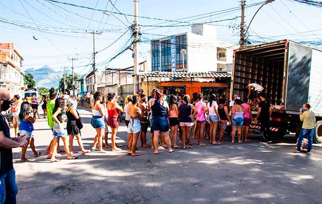 Moradores da comunidade Complexo da Maré recebem doações de live do Grupo Revelação