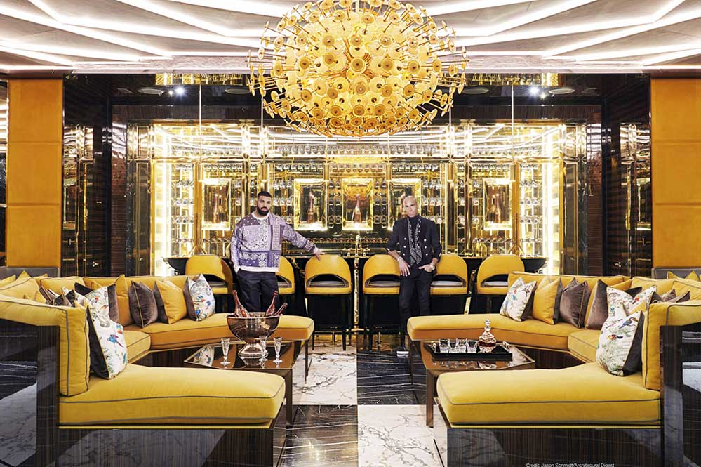 Apelidada de Embaixada, a casa possui inúmeras características impressionantes, incluindo um lustre de cristal Swarovski de 20.000 peças, piscina interior luxuosa, interiores em mármore e calcário, piano de concerto sob medida e banheira de mármore preto