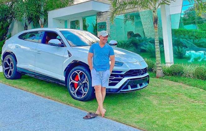 Eduardo Costa mostra sua Lamborghini