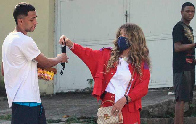 Elba Ramalho entrega máscara a vendedor de paçoca na rua
