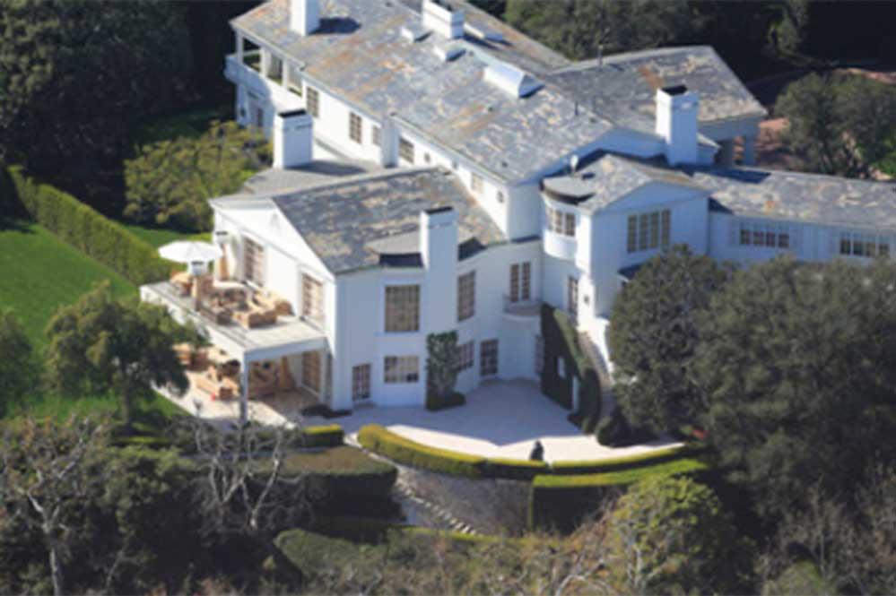 A casa de 1.280 metros quadrados em Beverly Hills possui casas de hóspedes, uma quadra de tênis e um campo de golfe de nove buracos