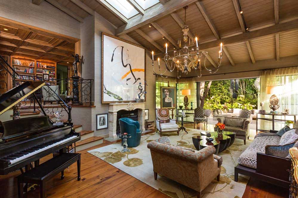 Com piano na sala de estar, já dá para perceber que o glamour reina na casa de J.Lo, né?