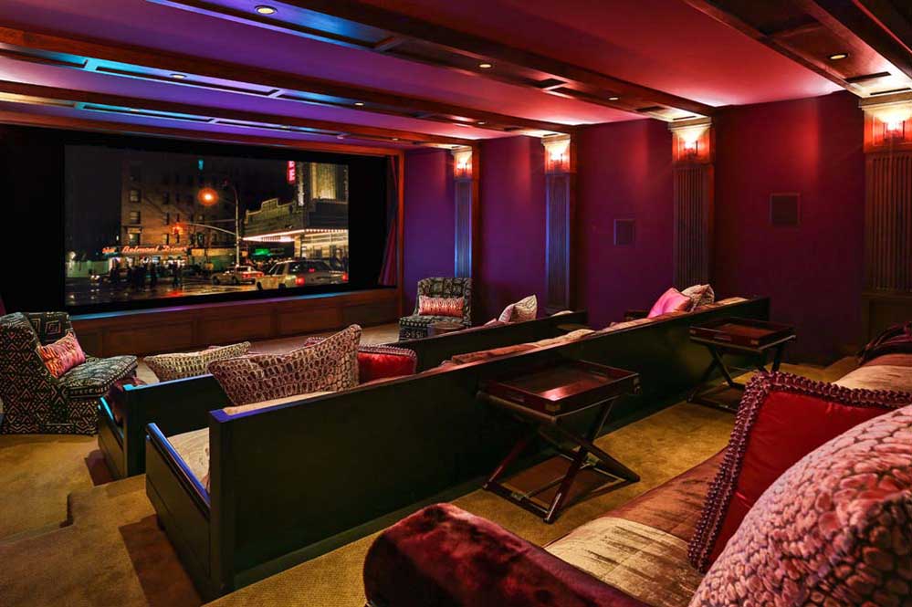 Se quiser curtir um cineminha, ela tem o seu próprio e ainda cabe uma galera dentro