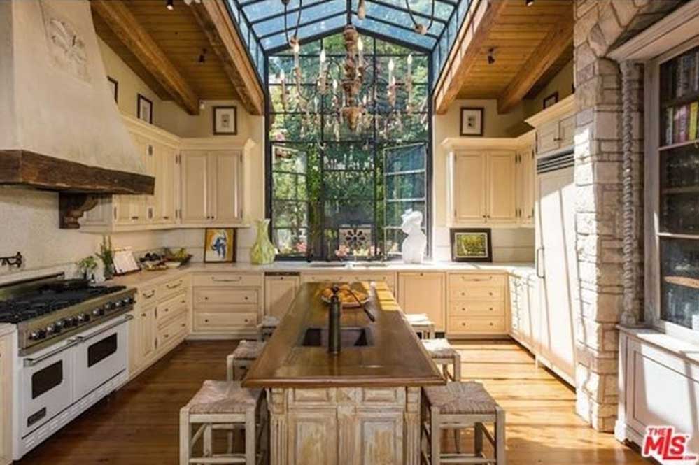 A casa tem sete quartos, 13 banheiros e não precisamos nem falar que a cozinha é maravilhosa né?