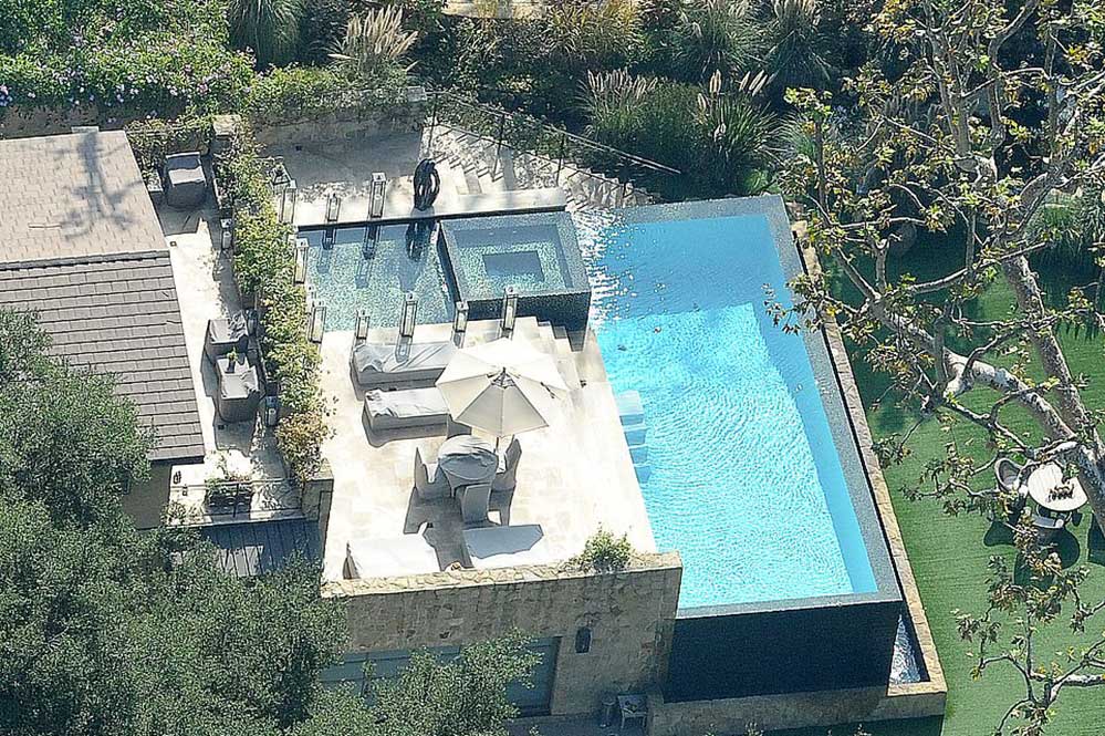 Além da piscina enorme, a mansão ainda tem um anfiteatro e um lago com temática havaiana