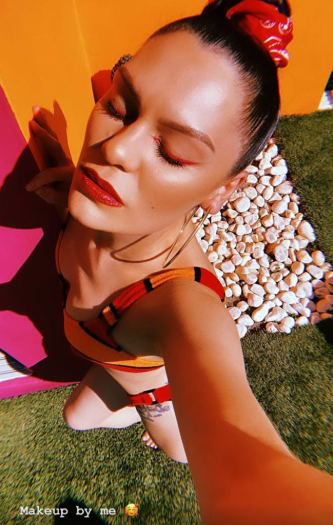 Jessie J exibe suas curvas em dia de banho de sol