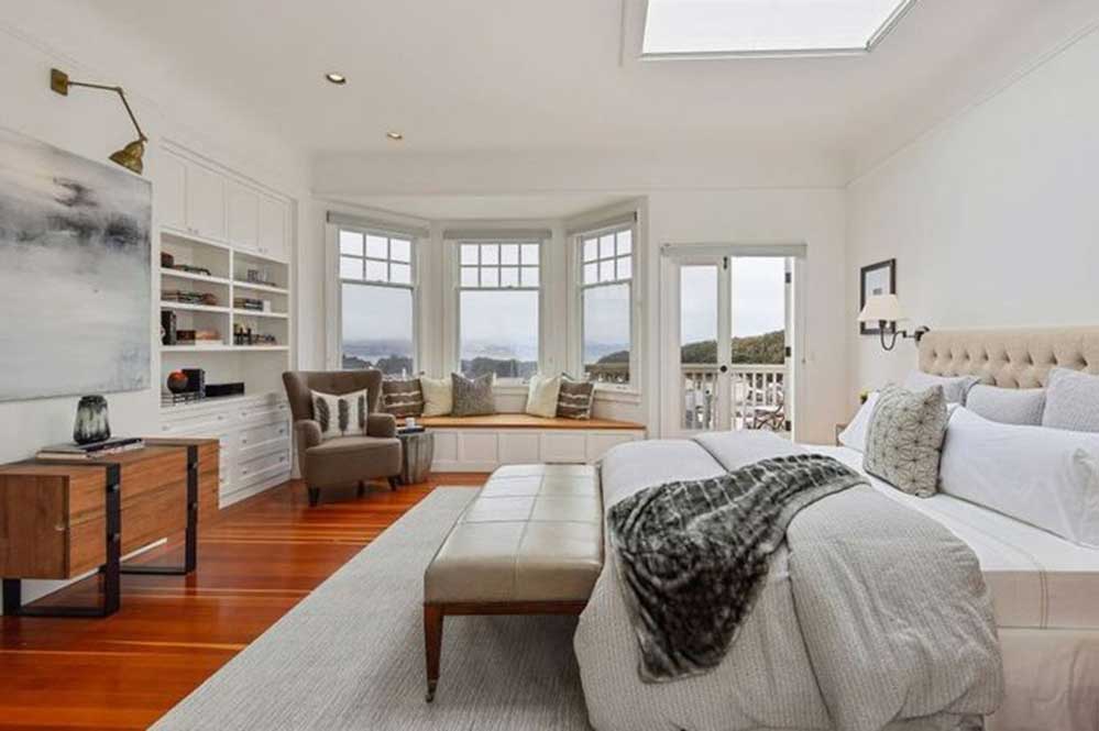 A suíte do quarto principal tem uma varanda, uma área de vestir separada, um closet e um banheiro enorme