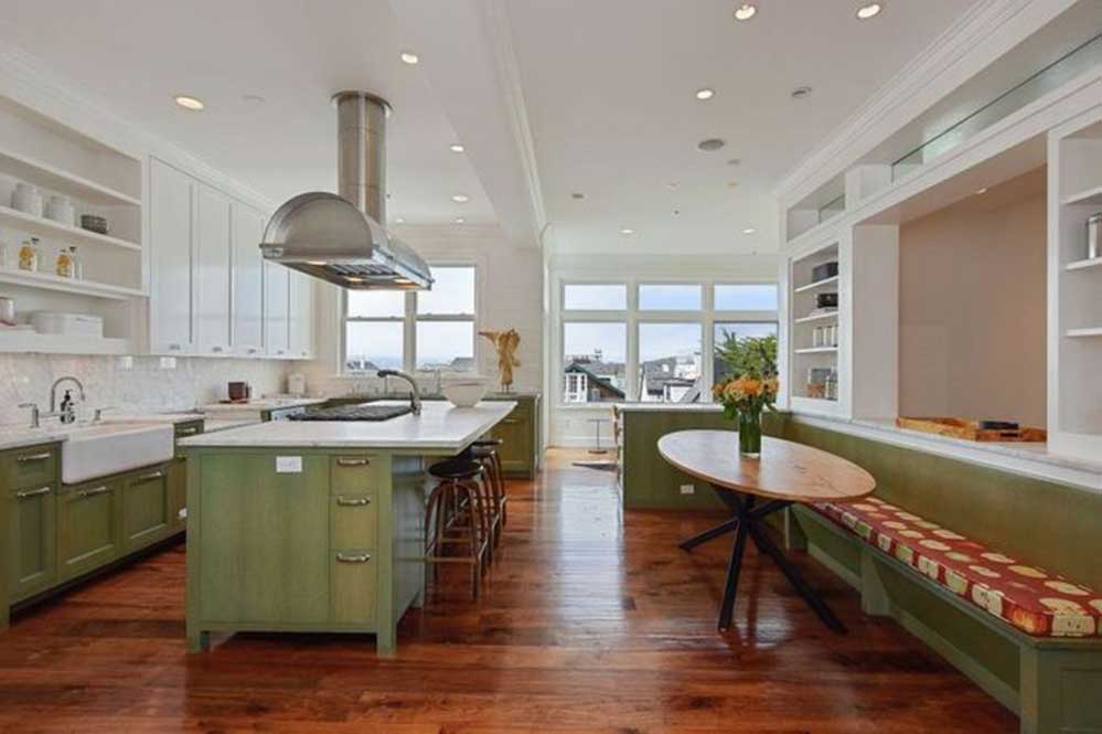 A cozinha gourmet personalizada tem bancadas em mármore e utensílios de primeira linha. Outros destaques incluem escritório, cinema em casa, bar molhado e adega com mais de 1000 espaços para garrafas com painéis de madeira