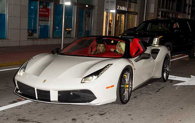 Kim Kardashian e sua Ferrari