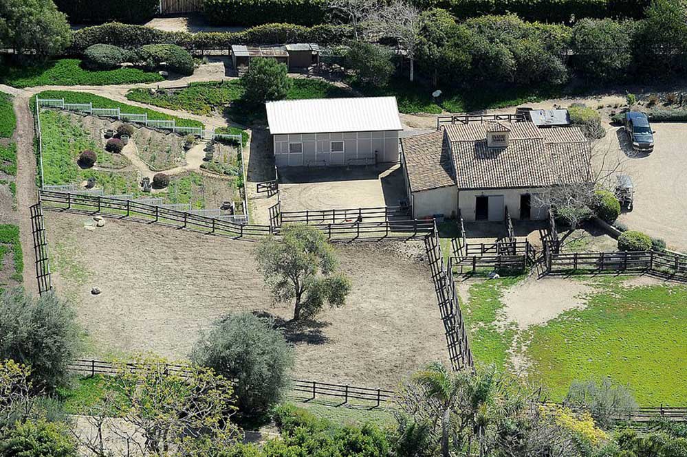 Mansão de Lady Gaga: Além disso, a residência tem um estábulo, tanto que Lady Gaga ficou super triste com a morte de uma de suas éguas, que se chamava Arabella